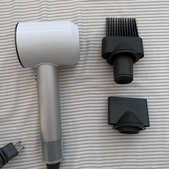 Dyson Supersonic Blowdryer - White - Picture 3 of 4